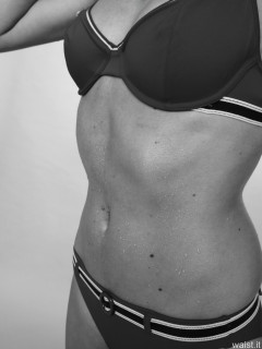 2016-11-20 MissGlamour bikini workout - close -up of her taut, tucked-in tummy
