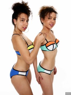 2017-10-22 Stephy and Isabelle fitness session in neoprene bikinis - SHOULDERS BACK!