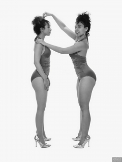 2017-10-22 Isabelle and Stephy fitness session in purple one-piece swimsuits