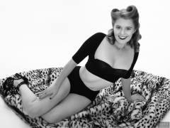 2018-11-04 Sophie Pixie in black bolero posture top, black strapless bra and black control briefs worn as hotpants