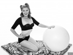 2018-11-04 Sophie Pixie in black bolero posture top, black strapless bra and black control briefs worn as hotpants