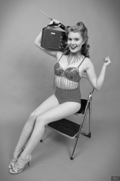 2018-11-04 Sophie Pixie litening to red Eton field radio,  in red belly-dance top and red pocket-girdle worn as hotpants