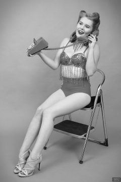 2018-11-04 Sophie Pixie using Trimphone,  in red belly-dance top and red pocket-girdle worn as hotpants