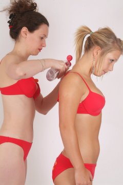 Chiara oils Sara in order to show body tone