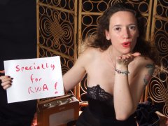 Chiara copying a '50's pose