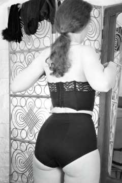 Chiara tries Chinese girdle #1