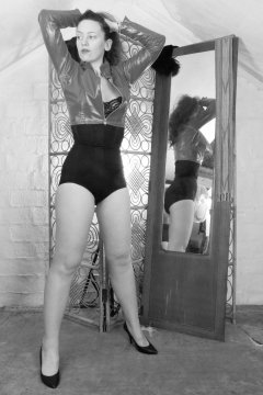 Chiara tries Chinese girdle #3