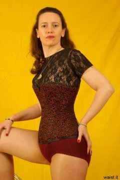 Chiara models Vollers corset