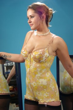 2014-10-18 Egle in Berlei flower power corselette