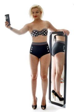 2015-07-26 ZoeCharlotte pinup shoot