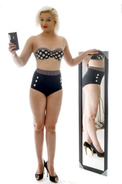 2015-07-26 ZoeCharlotte pinup shoot