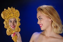 2015-10-17 Ali Soriano faces in the mirror