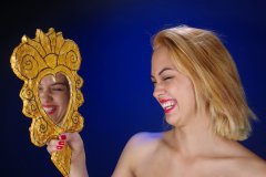 2015-10-17 Ali Soriano faces in the mirror
