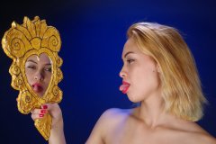 2015-10-17 Ali Soriano faces in the mirror