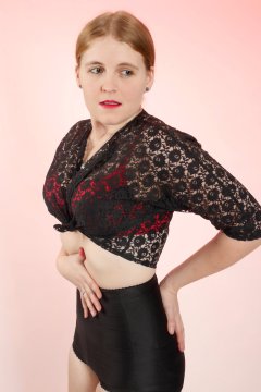 015-12-11 Chelskii with vintage hair-do, showing off her tiny waist and neatly tucked-in tummy