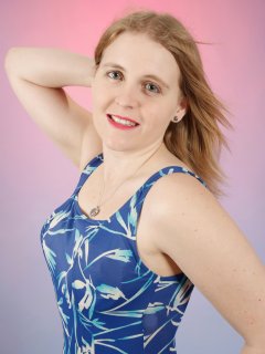 2015-12-11 Beautiful headshot shows Chelskii's lovely blonde hair and sparkly blue eyes