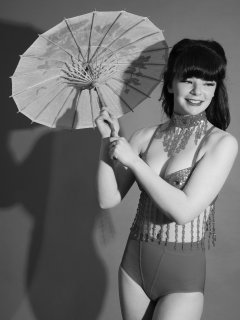 20160522 Ronnie97 wearing red bellydance top and red pocket girdle worn as hotpants