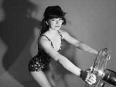 20160522 Ronnie97 in vintage red tummy-control one-piece swimsuit, playing with 40cm fan