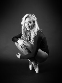 2016-11-06 Fleur in pointe shoes and black leotard monochrome