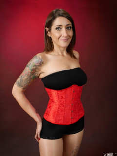 2016-11-26 Zoe34 in tightly-laced red underbust corset and black pantie girdle worn as hotpants