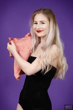 2017-05-19 Laura Sele in black shapewear