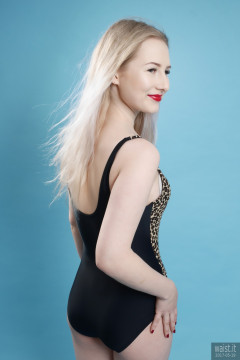 2017-05-19 Laura Sele in vintage style animal print tummy-control swimsuit