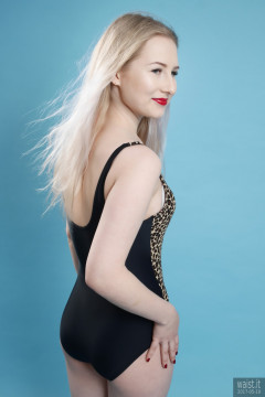 2017-05-19 Laura Sele in vintage style animal print tummy-control swimsuit