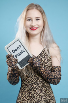 2017-05-19 Laura Sele in vintage style animal print tummy-control swimsuit and matching gloves