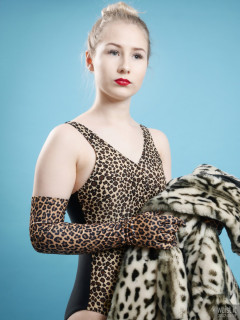 2017-05-19 Laura Sele in vintage style animal print tummy-control swimsuit and matching gloves