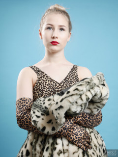 2017-05-19 Laura Sele in vintage style animal print tummy-control swimsuit and matching gloves