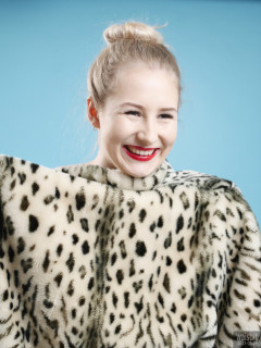 2017-05-19 Laura Sele in vintage style animal print tummy-control swimsuit and matching gloves