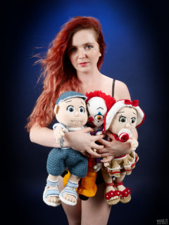 2017-09-17-lj-with her crochet dolls