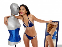 2017-09-18 Faranas mirror-shot in small blue and white bikini