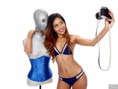 2017-09-18 Faranas in small blue and white bikini, with Melissa the Droid