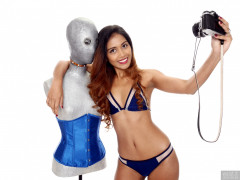 2017-09-18 Faranas in small blue and white bikini, with Melissa the Droid
