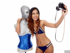 2017-09-18 Faranas in small blue and white bikini, with Melissa the Droid