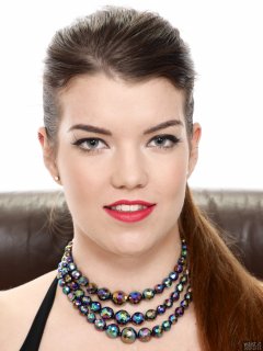 2017-10-15 Chloe Michelle headshot