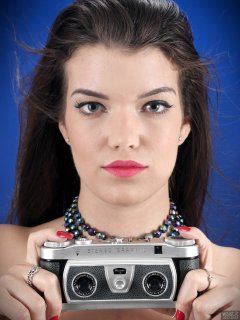 2017-10-15 Chloe Michelle headshot holding Wray Stereographic camera.
