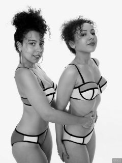 2017-10-22 Stephy and Isabelle fitness session in neoprene bikinis - TUMMY IN!