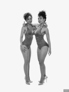2017-10-22 Isabelle and Stephy fitness session in purple one-piece swimsuits