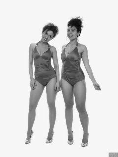 2017-10-22 Isabelle and Stephy fitness session in purple one-piece swimsuits