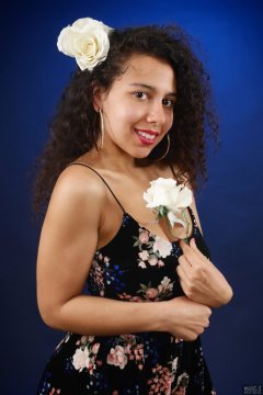2017-10-22 Stephy in her own black flowery skirt