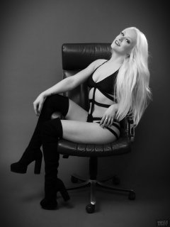 2018-03-17 Dayna Nirvana in her own black strappy swimsuit and black suede boots