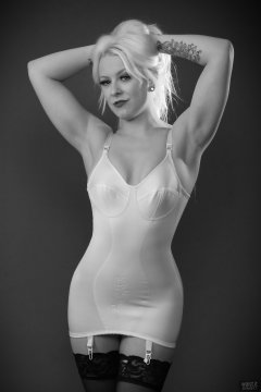 2018-03-17 Dayna Nirvana in yellow-dyed vintage Silhouette corselette and stockings