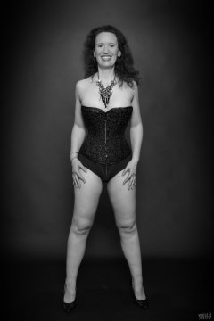 2018-07-07 Chiara in tightly-laced, in her burgundy Vollers over-bust corset, worn over firm-control burgundy pantie-girdle, worn as hotpants