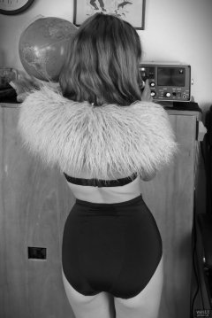 2018-07-25 Twinklenose, in furry cream top, worn over matching blue bra and blue girdle, worn as hotpants