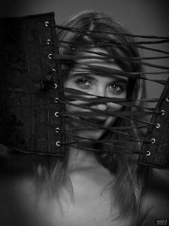 2018-07-25 Twinklenose, looking through the laces
