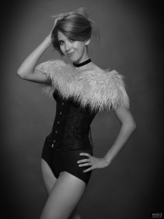 2018-07-25 Twinklenose, in tightly-laced black underbust corset worn over black bra and black pantie girdle, worn as hotpants