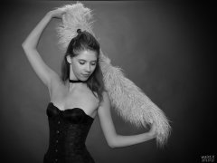 2018-07-25 Twinklenose, in tightly-laced black underbust corset worn over black bra and black pantie girdle, worn as hotpants