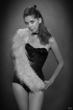 2018-07-25 Twinklenose, in tightly-laced black underbust corset worn over black bra and black pantie girdle, worn as hotpants